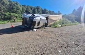 Casal morre após carreta sair da pista e tombar na SC-135