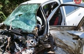 Carro tem roda arrancada após colisão contra caminhão na SC-135