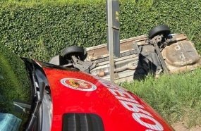 Mulher fica ferida após carro capotar em vala na BR-282