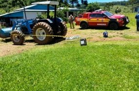 Criança de 4 anos morre ao cair de trator em movimento e ser atropelada