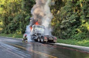 Cavalo mecânico recém-retirado de concessionária é destruído por incêndio na BR-153