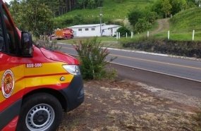 Trabalhador sofre descarga elétrica durante instalação de fibra óptica em poste