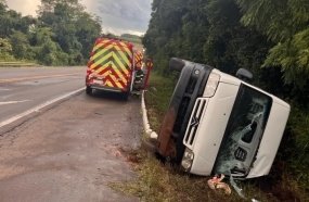 Van tomba fora da pista após aquaplanar na BR-153