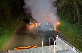 Incêndio destrói veículo durante a noite no interior de Videira