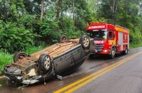 Idoso fica ferido após veículo capotar na SC-390