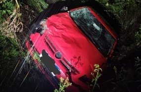 Deslizamento de terra lança carro em ribanceira e deixa mãe e filha feridas