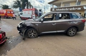 Mulher é atropelada por carro desgovernado enquanto empurrava bicicleta