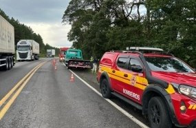 Mãe e filha ficam feridas após carro cair em ribanceira na BR-470