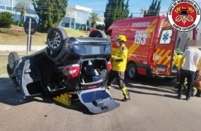 Colisão seguida de capotamento deixa mulher ferida na BR-282