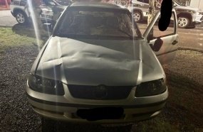 Motorista é preso por embriaguez após ser flagrado dirigindo com capô levantado