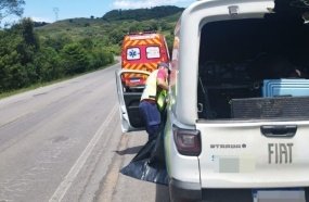 Motorista é encontrado morto dentro de picape batida na BR-470