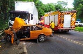 Motorista fica preso às ferragens após colidir contra caminhão em Luzerna