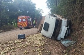 Caminhão carregado de frutas tomba após ficar sem freios em Tangará