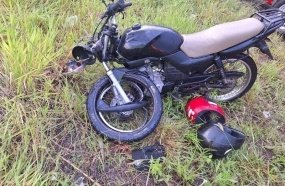 Jovem morre após moto sair da pista e bater em placa de sinalização na SC-283