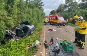 Colisão entre carro e caminhão mata duas crianças e uma mulher na SC-154