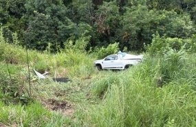 Picape capota em ribanceira após sair da pista em Herval d’Oeste