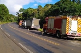 Dois homens ficam feridos após caminhões enroscarem espelhos na BR-282