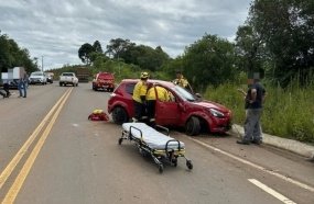 Jovem é ejetado de veículo após colisão contra barranco na SC-120