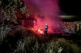 Incêndio atinge galpão e destrói equipamentos agrícolas