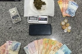 Indivíduo é preso em flagrante após tentar se desfazer de drogas