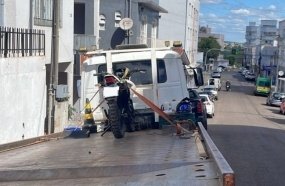 Motocicleta com farol queimado e sem retrovisores é retirada de circulação