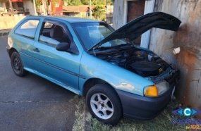Casal fica ferido após colisão de carro contra muro de residência