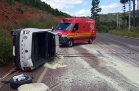 Picape capota ao desviar de veículo durante ultrapassagem na SC-135