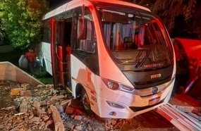 Micro-ônibus desanda em rua de declive, atropela motorista e atinge muro