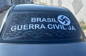 Idoso é preso em SC após ser flagrado circulando com suástica nazista no carro