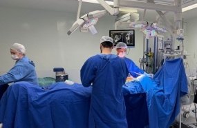 Criança com doença rara pode voltar a andar após cirurgia moderna em SC