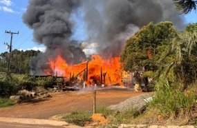 Incêndio destrói propriedade rural com veículos e máquinas agrícolas