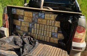 Picape com cigarros contrabandeados sai da pista após perseguição policial no Oeste