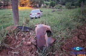 Condutora é socorrida inconsciente pelos Bombeiros após carro sair da pista