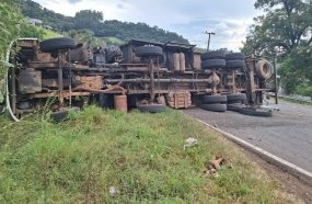 Motorista morre após caminhão com placas solares tombar na SC-155