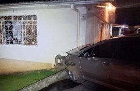 Mulher fica ferida após carro colidir contra residência em Herval d’Oeste