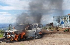 Veículo é consumido por incêndio nas proximidades do Morro Agudo