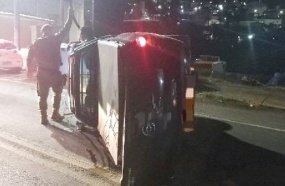 Picape tomba após colisão contra veículo estacionado em Joaçaba