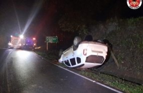 Motorista fica ferido após capotamento de veículo na SC-464