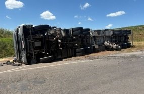 Pai e filho ficam feridos após carreta tombar em Campos Novos