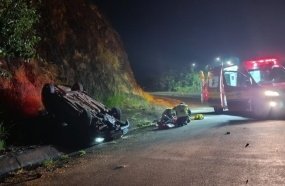 Motorista capota veículo ao desviar de cachorro na SC-155