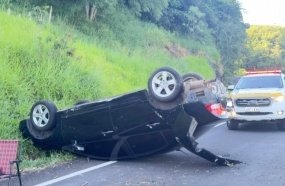 Quatro pessoas ficam feridas após colisão com capotamento na SC-154