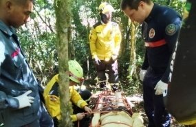 Homem é resgatado após fraturar a perna durante trilha no Oeste