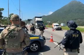 PRF mobiliza 300 policiais extras para reforçar fiscalização no Carnaval em SC