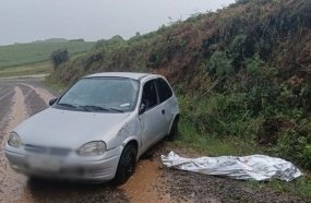 Motorista morre após carro sair da pista e colidir contra barranco