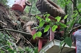 Idoso morre após trator com esterqueira capotar em ribanceira no Oeste