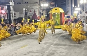 Unidos do Herval transforma a Avenida em tenda cigana para brigar pelo título
