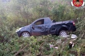 Motorista fica ferido após picape sair da pista e capotar na SC-135