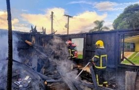 Incêndio consome casa na Vila Campina da Alegria