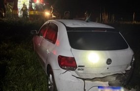 Veículo ocupado por dois jovens sai da pista na SC-150