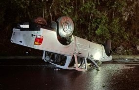 Caminhonete capota após sair da pista e bater em barranco na SC-453